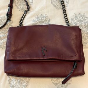Vera Wang cross body bag. Chain accents. EUC. 🤩